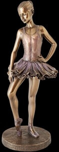 Smuk dekorativ figur af ballerina i brune og lilla nuancer, ideel som gave til balletinteresserede